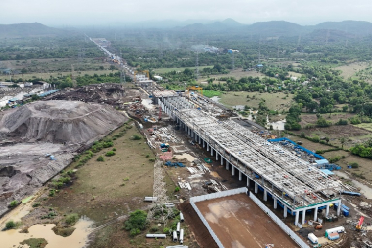 Les travaux en cours sur le chantier du futur train à grande vitesse Ahmedabad-Mumbai à Boisar en Inde le 29 juin 2026 ( AFP / Punit PARANJPE )