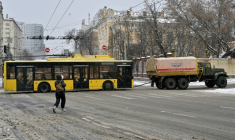 Un camion tire un tramway en panne en raison des coupures d'électricité après des frappes russes à Kiev, en Ukraine, le 9 janvier 2025 ( AFP / Sergei SUPINSKY )