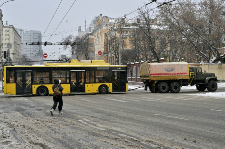 Un camion tire un tramway en panne en raison des coupures d'électricité après des frappes russes à Kiev, en Ukraine, le 9 janvier 2025 ( AFP / Sergei SUPINSKY )