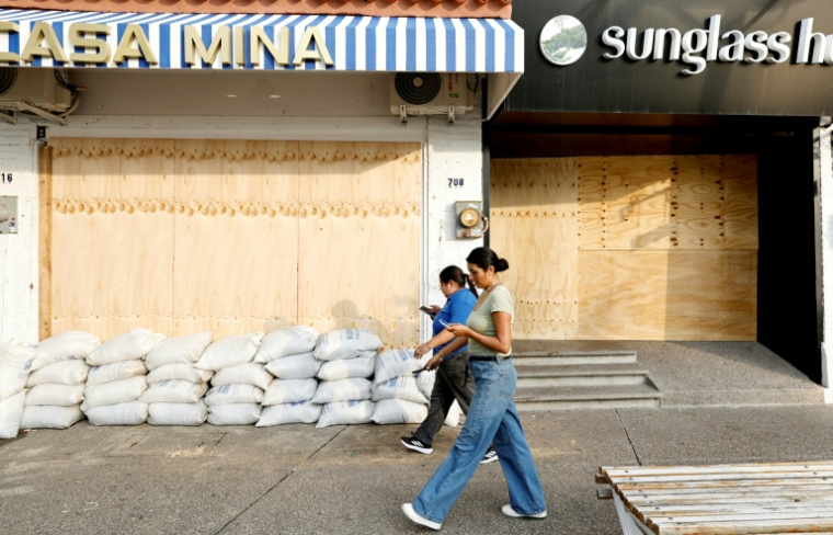 Un commerce barricadé avec des planches de bois pour le protéger du possible impact de l’ouragan Simón à Puerto Vallarta, dans l'État de Jalisco, au Mexique, le 9 octobre 2026 ( AFP / ULISES RUIZ )