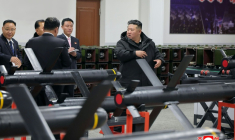 Une photo fournie par l'agence de presse KCNA montrant le dirigeant nord-coréen Kim Jong Un en visite dans une usine spécialisée dans la fabrication d'armes guidées tactiques, le 3 janvier 2025 ( KCNA VIA KNS / STR )