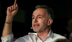 Emmanuel Grégoire, tête de liste de la gauche hors LFI aux élections municipales à Paris, lors d'un meeting, le 14 janvier 2026 à Paris ( AFP / Martin LELIEVRE )