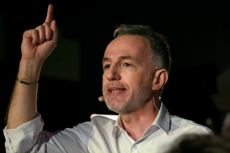 Emmanuel Grégoire, candidat de la gauche unie (hors LFI) à la mairie de Paris, en campagne dans la capitale le 14 mai 2026  ( AFP / Martin LELIEVRE )