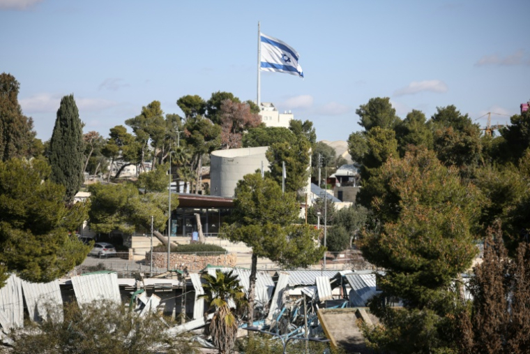 Un drapeau israélien flotte sur un bâtiment de l'Unrwa, à Jérusalem-Est, le 20 janvier 2026 ( AFP / ilia yefimovich )