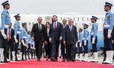 Le vice-président des Etats-Unis, JD Vance (C) accueilli par le chef de l'armée pakistanaise Asim Munir (G) et le ministre pakistanais des Affaires étrangères (D) à son arrivée au Pakistan pour des négociations avec l'Iran, le 11 avril 2026 ( POOL / Jacquelyn MARTIN )