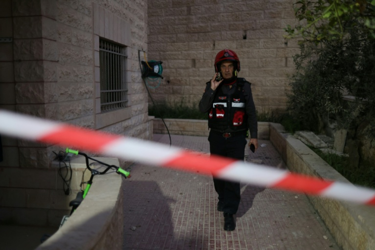 Un secouriste israélien sur le site d'une frappe iranienne à Jérusalem-Est, le 4 avril 2026 ( AFP / AHMAD GHARABLI )