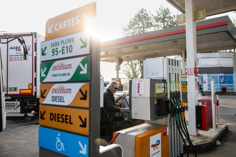 L'essence SP-95/E10 est bloqué à 1€99 le litre depuis plusieurs semaines sur le réseau TotalEnergies (illustration) ( AFP / SAMEER AL-DOUMY )