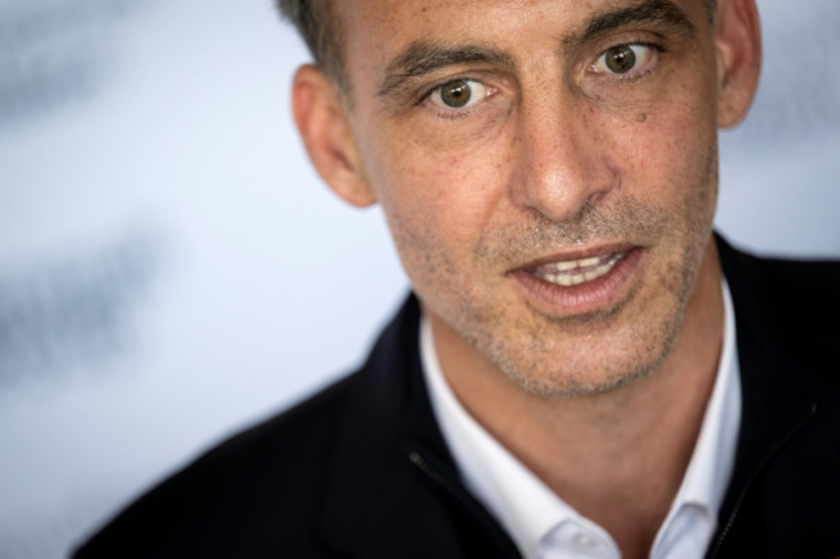 L'eurodéputé Place publique Raphaël Glucksmann, candidat à la primaire de la gauche sociale-démocrate, après sa visite de l'usine Renault de Cléon, en Seine-Maritime, le 2 octobre 2026 ( AFP / Guillaume SALIGOT )