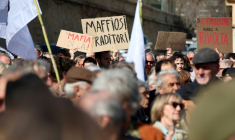 Manifestation contre l'emprise de la mafia en Corse, à Ajaccio, le 8 mars 2025 ( AFP / PASCAL POCHARD-CASABIANCA )