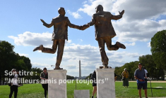 États-Unis: une statue de Trump et Epstein réinstallée près du Capitole