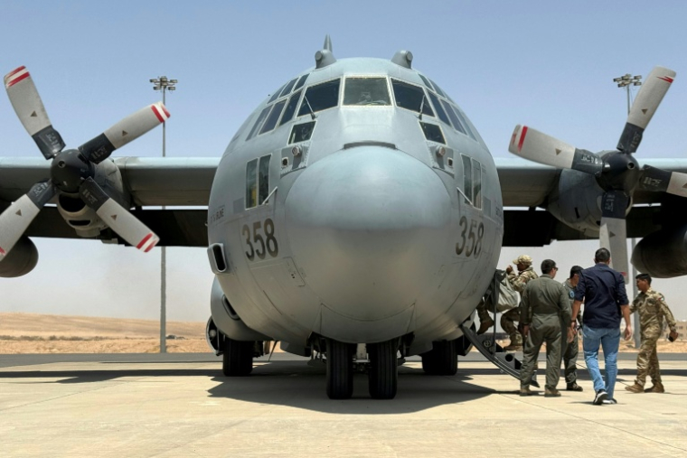 Un Hercules C-130 de l'armée de l'air jordanienne s'apprête à décoller de la base de Zarqa, en Jordanie, le 30 juillet 2025, pour participer à un parachutage d'aide humanitaire au-dessus de la bande de Gaza. Photo prise pendant une visite organisée par l'armée jordanienne ( AFP / Ahmad SHOURA )