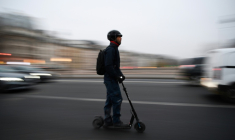 Un jeune homme de 22 ans circulant à trottinette a été grièvement blessé après avoir percuté un camion de CRS à Rennes ( AFP / CHRISTOPHE ARCHAMBAULT  )