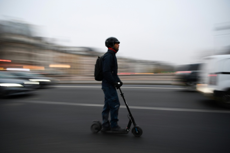 Un jeune homme de 22 ans circulant à trottinette a été grièvement blessé après avoir percuté un camion de CRS à Rennes ( AFP / CHRISTOPHE ARCHAMBAULT  )