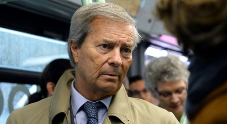 Vincent Bolloré dans le bus électrique Bluebus de la RATP, fabriqué par le groupe Bolloré, à Paris, le 30 mai 2016. (© E. Piermont / AFP)