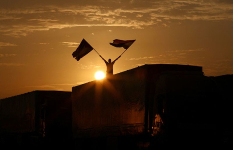 Des camions transportant de l'aide humanitaire pour les Palestiniens sont vus à Rafah