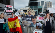 Une effigie de Begoña Gomez et une banderole "L'Espagne corrompue" pendant une manifestation alors que l'épouse du Premier ministre espagnol est convoquée pour une audience devant un juge suite à des accusations de détournement de fonds publics, le 10 septembre 2025 à Madrid ( AFP / Oscar DEL POZO )
