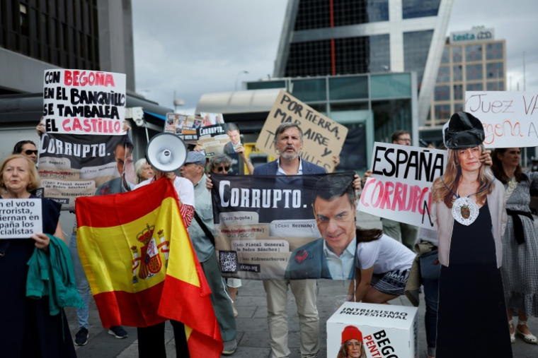 Une effigie de Begoña Gomez et une banderole "L'Espagne corrompue" pendant une manifestation alors que l'épouse du Premier ministre espagnol est convoquée pour une audience devant un juge suite à des accusations de détournement de fonds publics, le 10 septembre 2025 à Madrid ( AFP / Oscar DEL POZO )