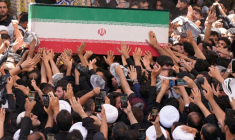 Des fidèles portent le cercuil de l'ex-guide suprême Ali Khamenei, lors d'une procession dans la ville sainte chiite de Najaf en Irak, le 8 juillet 2026  ( AFP / Qassem al-KAABI )