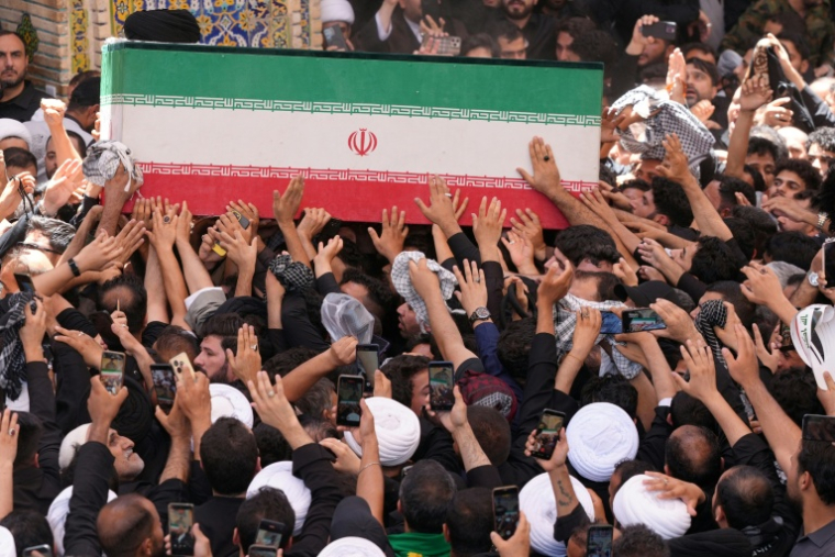 Des fidèles portent le cercuil de l'ex-guide suprême Ali Khamenei, lors d'une procession dans la ville sainte chiite de Najaf en Irak, le 8 juillet 2026  ( AFP / Qassem al-KAABI )