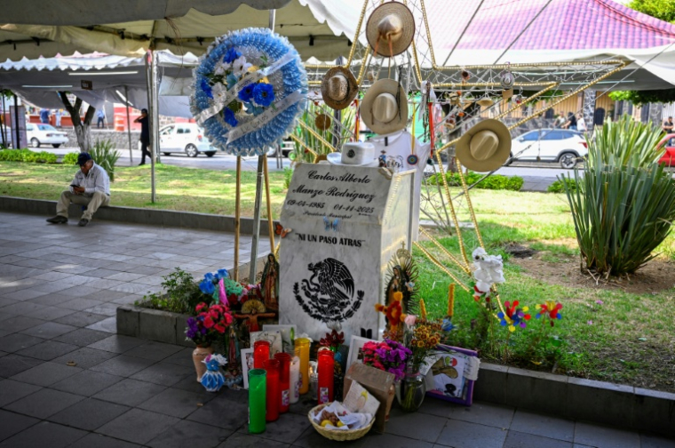 Une stèle à la mémoire de Carlos Manzo, l'ex-maire d'Uruapan assassiné, dans l'Etat de Michoacan, le 18 avril 2026 au Mexique ( AFP / Alfredo Estrella )