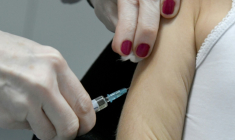 Une soignante administre le vaccin contre la rougeole dans un hôpital de Podgorica, la capitale du Monténégro, le 16 février 2020 ( AFP / SAVO PRELEVIC )