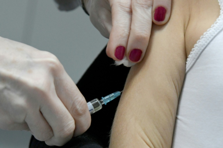 Une soignante administre le vaccin contre la rougeole dans un hôpital de Podgorica, la capitale du Monténégro, le 16 février 2020 ( AFP / SAVO PRELEVIC )