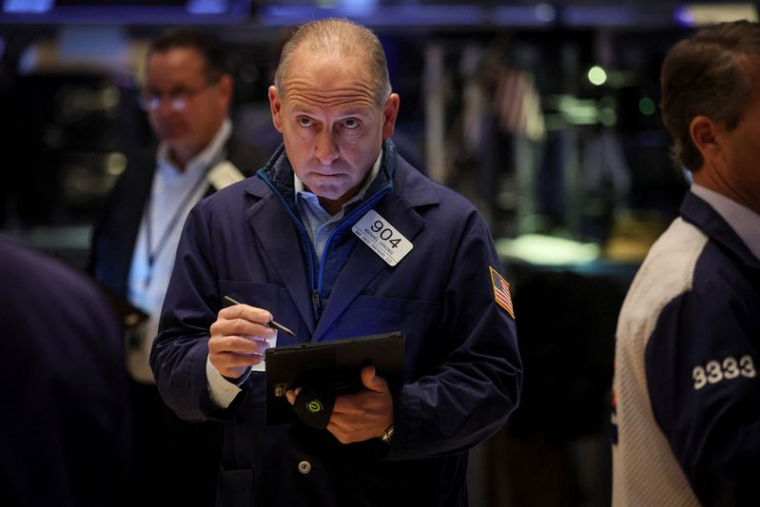 Des traders travaillent sur le parquet de la Bourse de New York