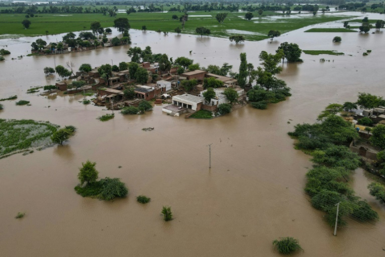 Vue aérienne d'une zone inondée dans le district de Kasur, au Pakistan, le 24 août 2025 ( AFP / Arif ALI )