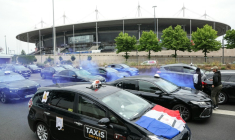 Des taxis manifestent sur l'autoroute A1 près de Paris le 21 mai 2025 ( AFP / THOMAS SAMSON )