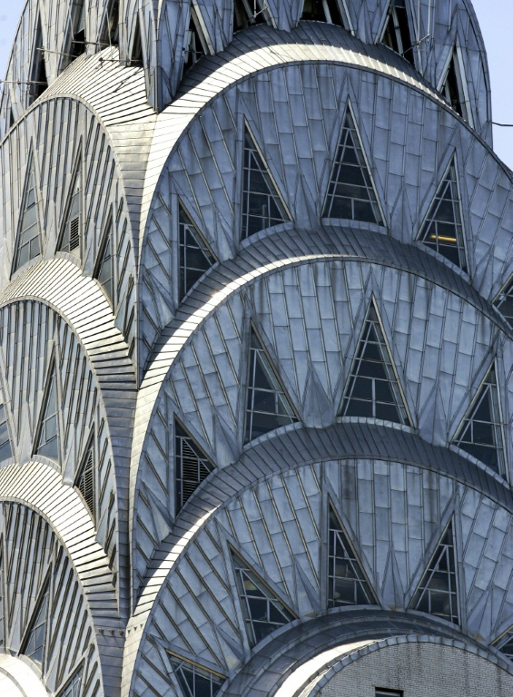 La flèche d'acier inoxydable du Chrysler Building à New York, le 27 mai 2005 ( AFP / TIMOTHY A. CLARY )