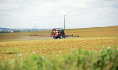 Un agriculteur traite un champ avec des pesticides, le 20 mai 2016, à Villefranche-de-Lauragais, en Haute-Garonne ( AFP / REMY GABALDA )