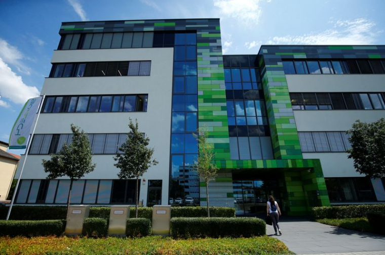 CORONAVIRUS: L'UE NÉGOCIE UNE COMMANDE DE 300 MILLIONS DE VACCINS À BIONTECH-PFIZER