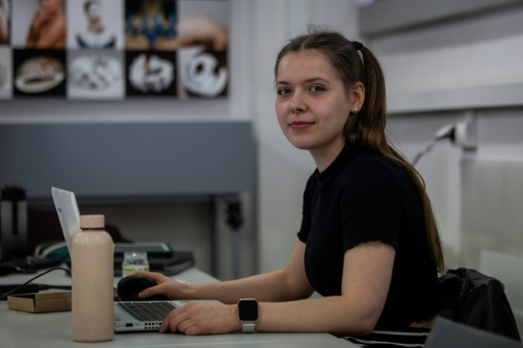 Une étudiante en joaillerie à l'Académie des Beaux-Arts de Gdansk, le 10 mars 2026 à Gdansk, en Pologne  ( AFP / Wojtek RADWANSKI )