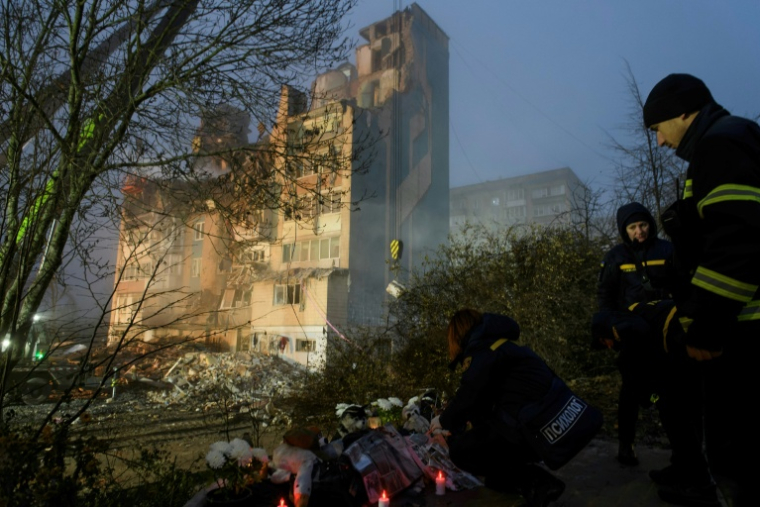 Les secours s'affairent au lendemain d'une frappe russe qui a fait au moins 31 morts dont six enfants à Ternopil dans l'ouest de l'Ukraine le 19 novembre 2025 ( AFP / Vladyslav Musiienko )