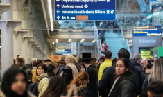 Des voyageurs à la gare de St. Pancras à Londres le 30 décembre 2025, alors que le service ferroviaire Eurostar entre la Grande-Bretagne et l'Europe continentale est interrompu ( AFP / CARLOS JASSO )