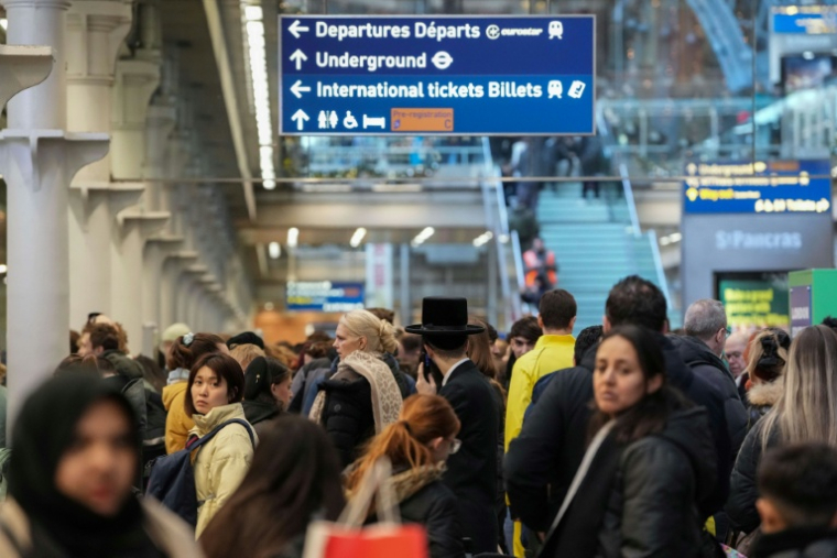 Des voyageurs à la gare de St. Pancras à Londres le 30 décembre 2025, alors que le service ferroviaire Eurostar entre la Grande-Bretagne et l'Europe continentale est interrompu ( AFP / CARLOS JASSO )