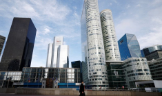 Les gens se promènent sur l'esplanade de La Défense