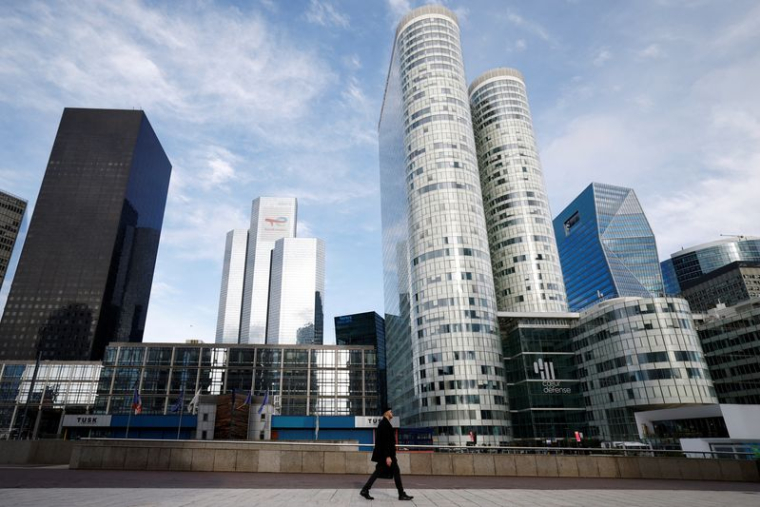 Les gens se promènent sur l'esplanade de La Défense