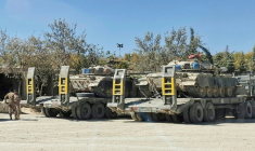 Des soldats de l'armée pakistanaise se tiennent près de véhicules militaires lors des troubles à la frontière entre le Pakistan et l'Afghanistan, à Chaman, le 15 octobre 2025 ( AFP / Abdul BASIT )