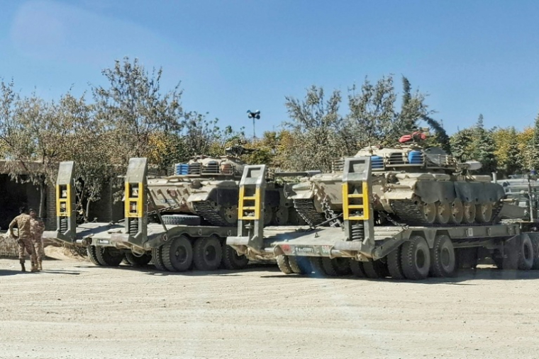 Des soldats de l'armée pakistanaise se tiennent près de véhicules militaires lors des troubles à la frontière entre le Pakistan et l'Afghanistan, à Chaman, le 15 octobre 2025 ( AFP / Abdul BASIT )
