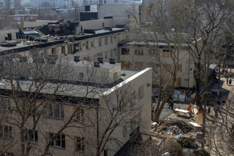 Le toit d'une maternité endommagé par une attaque aérienne russe, à Odessa, le 28 mars 2026 en Ukraine ( AFP / Oleksandr GIMANOV )