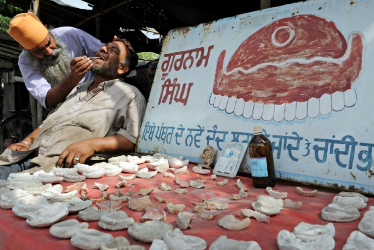 Un dentiste de rue à Amritsar (Inde) le 4 juillet 2009 ( AFP / NARINDER NANU )