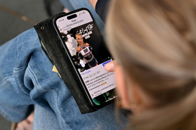 Ava Jones, influenceuse de 12 ans, consulte son compte sur les réseaux sociaux, le 18 novembre 2025 à Melbourne, en Australie ( AFP / William WEST )