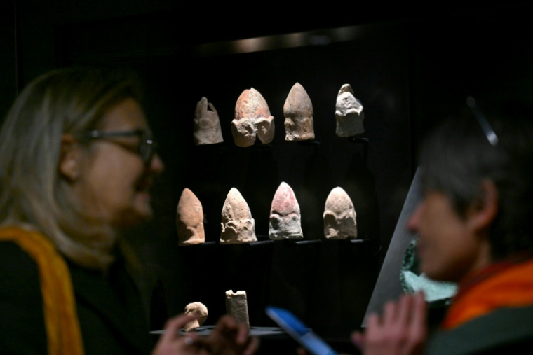 Une photo montre des vestiges romains exposés à l'intérieur de la station de métro Colosseo (Colisée), en marge de l'ouverture au public des nouvelles stations de métro Colosseo et Porta Metronia, conçues comme des musées pour présenter les découvertes archéologiques mises au jour lors de leur construction, à Rome, le 16 décembre 2025. ( AFP / Filippo MONTEFORTE )