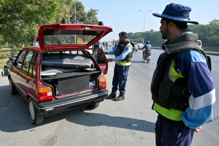Des policiers fouillent un véhicule au lendemain d'un attentat-suicide à Islamabad, le 12 novembre 2025 au Pakistan ( AFP / Farooq NAEEM )