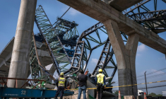 Des secouristes interviennent sur le site où une grue de chantier s'est effondrée sur une autoroute à Samut Sakhon, dans la banlieue de Bangkok, le 15 janvier 2026 ( AFP / Chanakarn Laosarakham )