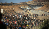 Des Palestiniens à un point de distribution d'aide mis en place par la Fondation humanitaire de Gaza (GHF) près du camp de réfugiés de Nuseirat, dans le centre de la bande de Gaza, le 25 juin 2025 ( AFP / EYAD BABA )