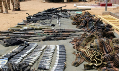 Des armes et munitions saisies à des jihadistes de Boko Haram exposées à Goniri, dans le nord-est du Nigeria, le 3 juillet 2019 ( AFP / AUDU MARTE )