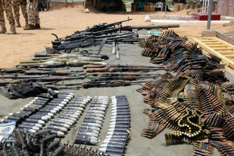Des armes et munitions saisies à des jihadistes de Boko Haram exposées à Goniri, dans le nord-est du Nigeria, le 3 juillet 2019 ( AFP / AUDU MARTE )