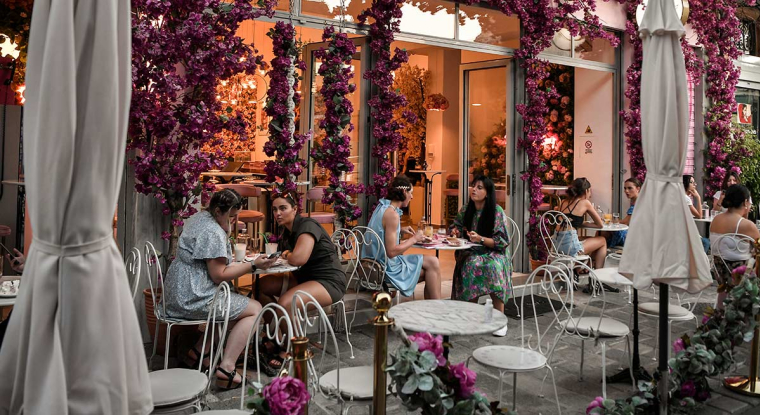 La levée des restrictions sanitaires à la fin du printemps en Europe a particulièrement profité aux secteurs des voyages et du tourisme. (© L.GOULIAMAKI / X07402 / AFP)